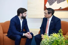 Le Premier ministre Pham Minh Chinh (droite) rencontre e président chilien Gabriel Boric Font, à Rio de Janeiro. Photo : VGPO.