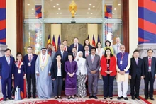 Les chefs de délégation des Parlements membres de l’AIPA rendent une visite de courtoisie à la présidente de l’Assemblée nationale du Cambodge. Photo : Thuc Uyen.