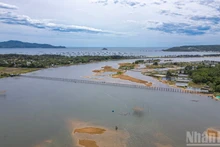 Le pont s’étend sur près d’un kilomètre au-dessus de la rivière Binh Ba. Photo : NDEL.