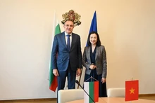 L’ambassadrice Nguyen Thi Minh Nguyet et le ministre bulgare du Travail et de la Politique sociale, Borislav Gutsanov. Photo : Ambassade du Vietnam en Bulgarie.