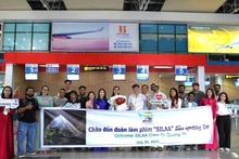 Les responsables du Service de la Culture, des Sports et du Tourisme de Quang Tri ont accueilli et félicité l’équipe de tournage à l’aéroport de Dong Hoi. Photo : NDEL.