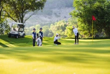 Le Vietnam dispose de nombreux parcours de golf aux normes internationales, ce qui en fait une destination attrayante pour les amateurs de golf. Photo : Vinpearl Golf Nha Trang.