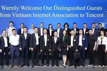 La délégation de l’Association vietnamienne de l’Internet (VIA) pose pour une photo souvenir lors de sa visite de travail auprès du groupe Tencent.