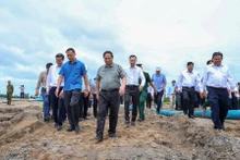 Le Premier ministre Pham Minh Chinh inspecte l’état d’avancement des travaux du projet d'autoroute Cao Lanh - An Huu. Photo : VGP.