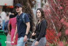 Des touristes étrangers à Hanoï à l'occasion du Nouvel An lunaire. Photo : VNA.