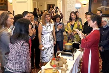 La cheffe Anna Le présente les plats aux invités. Photo: Ngoc Quang/VNA