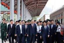 Le secrétaire général To Lam, le Premier ministre Pham Minh Chinh et d'autre délégués effectuent une inspection de terrain à la gare de Dong Dang. Photo : VNA.