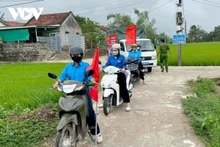 Lorsque les villages s’illuminent à la tombée de la nuit, les jeunes de Dak Lak poursuivent leurs déplacements pour sensibiliser la population à l’élection