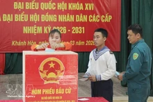 Des électeurs de la zone spéciale de Truong Sa votent pour élire les députés de la 16ᵉ Assemblée nationale et les membres des Conseils populaires pour le mandat 2026-2031. Photo : VNA.