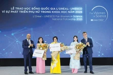 Tô Thi Mai Huong (centre), lauréate du Prix L’Oréal-UNESCO pour les progrès des femmes en matière de sciences 2025. Photo : CTV/CVN