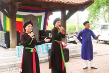Chant de quan họ lors de la fête du temple Dên Dô. Photo : VNA.