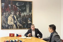 Milan Krajca, président du Mouvement pour la paix tchèque et membre du Parti communiste de Bohême et de Moravie, répond à une interview de l’Agence vietnamienne d’Information. Photo : VNA.