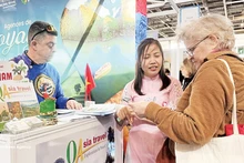 Des touristes français découvrent les produits touristiques vietnamiens lors du Salon international du tourisme 2026 à Paris. Photo : VNA.