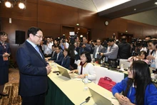 Le Premier ministre Pham Minh Chinh rend visite et encourage les journalistes couvrant le XIVe Congrès du Parti. (Photo : DUY LINH)