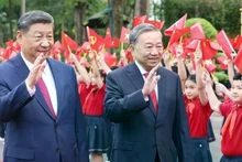 Le secrétaire général du Parti, Tô Lâm (droite), et le secrétaire général et président de la Chine, Xi Jinping, lors de sa visite d'État au Vietnam, le 14 avril 2025. Photo : VNA/CVN.