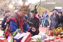  Cérémonie de prière pour la paix et pour une bonne récolte lors du festival Slam Chiem, commune de Hiep Luc. (Photo : HA THANH)