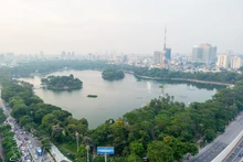 Les espaces verts du parc Thong Nhat à Hanoi, capitale vietnamienne, contribuent à purifier et à réguler le climat et à préserver le rythme naturel de la ville. Photo : VNA.