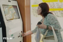 Des citoyens scannent leur carte d’identité citoyenne pour effectuer des démarches administratives. Photo : VNA.