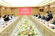 Séance entre l’ambassadeur de Belgique au Vietnam, Karl Van Den Bossche, et les autorités de la province de Hung Yen. Photo : VNA.