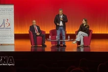 Le président d’ABVietFrance, Nguyen Hai Nam (milieu), s'exprime lors du séminaire. Photo : VNA.