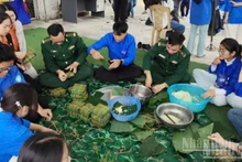 Bộ đội biên phòng tỉnh Hưng Yên cùng đoàn viên thanh niên trên địa bàn xã Đông Thụy Anh gói bánh chưng tặng người có hoàn cảnh khó khăn.