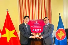 L’ambassadeur du Vietnam en Autriche, Vu Le Thai Hoang (droite) et le représentant du programme de master international de l’Académie diplomatique de Vienne. Photo: VNA.