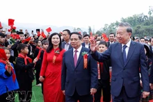 Le secrétaire général du Parti communiste du Vietnam, To Lam, et le Premier ministre vietnamien Pham Minh Chinh assistent à la cérémonie dans la commune de Dong Dang, province de Lang Son. Photo : VNA.