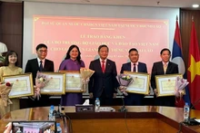 Cinq enseignants de vietnamien au Laos reçoivent des certificats de mérite du ministre vietnamien de l’Éducation et de la Formation