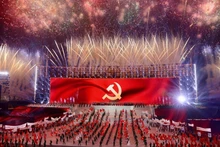 Un feu d'artifice spectaculaire, tel une symphonie majestueuse, célèbre le succès du 14e Congrès national du Parti communiste du Vietnam, à Hanoi, le soir du 23 janvier 2026. Photo : VNA.