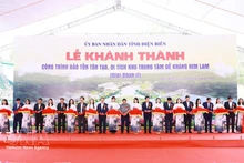 Le Premier ministre Pham Minh Chinh et des délégués coupent le ruban lors de la cérémonie d'inauguration. Photo : VNA