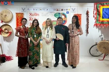 Étudiants et jeunes intellectuels vietnamiens en France expriment leur confiance avant le XIVe Congrès national du Parti. Photo : VOV.