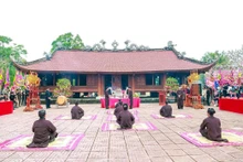 Une fête solennelle et animée dans la plus grande maison communale de la zone frontalière de Quang Ninh
