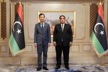 L'Ambassadeur Nguyen Nam Duong (gauche) et le président du Conseil présidentiel libyen, Mohamed al-Menfi. Photo : AME/CVN.