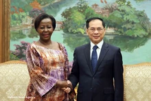 Le vice-Premier ministre Bui Thanh Son et Mme Louise Mushikiwabo.