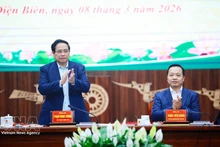 Le Premier ministre Pham Minh Chinh (debout) lors de la séance de travail avec les autorités de Dien Bien. Photo : VNA.