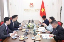 Le vice-ministre Dang Hoang Giang travaille avec la Coordonnatrice résidente des Nations Unies au Vietnam, Pauline Tamesis