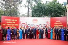Le secrétaire général du Parti communiste du Vietnam To Lam avec des électeurs au bureau de vote n° 2, quartier de Ba Dinh, Hanoï. Photo : Thong Nhat - VNA.