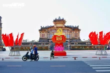 Hue resplendissante de drapeaux et de fleurs pour saluer le XIVe Congrès du PCV