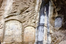 Inscriptions Ma Nhai gravées sur les parois rocheuses dans la grotte Kinh Chu – trésor national