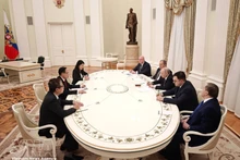 Panorama de l'entrevue entre Le Hoai Trung et Vladimir Poutine. Photo : VNA.