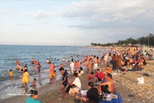De nombreux habitants et touristes se rendent sur la plage de Thuan An à Hue pour se détendre et se baigner. Photo : VNA.