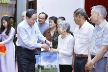 Le président de l’AN Tran Thanh Man offre des cadeaux aux ménages défavorisés et aux travailleurs à Cân Tho. Photo : VNA.