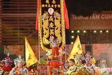 La combinaison de la musique, de la danse et de la mise en scène crée un flux d'émotions continu, honorant l'esprit de retrouvailles et la beauté de l'harmonie culturelle lors de la Fête du Nguyen Tieu.