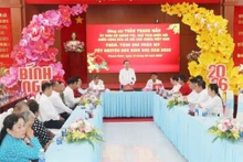 Le président de l’AN, Trân Thaanh Mân (centre) adresse ses meilleurs vœux de Nouvel An lunaire aux autorités locales ainsi qu’aux familles bénéficiaires de politiques sociales et aux ménages défavorisés de la commune de Thanh Xuân.