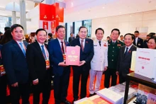 Le Directeur général et rédacteur en chef de la Maison d’édition politique nationale Sự thật, Professeur associé, Docteur Vu Trong Lam, a remis un exemplaire spécial de l’ouvrage intitulé « Constitution de la République socialiste du Vietnam » au Président de l’Assemblée nationale Tran Thanh Man.