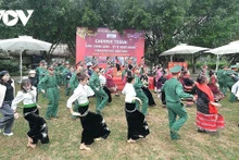 Érection de la perche rituelle Cay Neu, confection du Banh Chung et remise de cadeaux du Tet au Village de culture et de tourisme