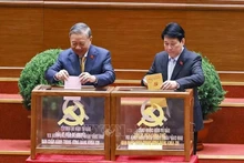 Le secrétaire général du Parti, To Lam, et le président de la République, Luong Cuong, élisent les membres titulaires et suppléments du nouveau Comité central. Photo : VNA.