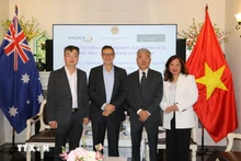 M. Andrew Goledzinowski (deuxième à partir de la gauche), ancien ambassadeur d'Australie au Vietnam. Photo : Thanh Tu/VNA.