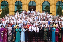 Le président Luong Cuong et les délégués de la rencontre. Photo : VNA.