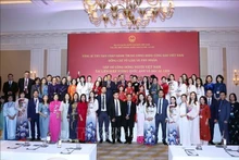 Le secrétaire général du Parti communiste du Vietnam, To Lam, son épouse rencontre la communauté des Vietnamiens au Royaume-Uni. Photo : VNA.